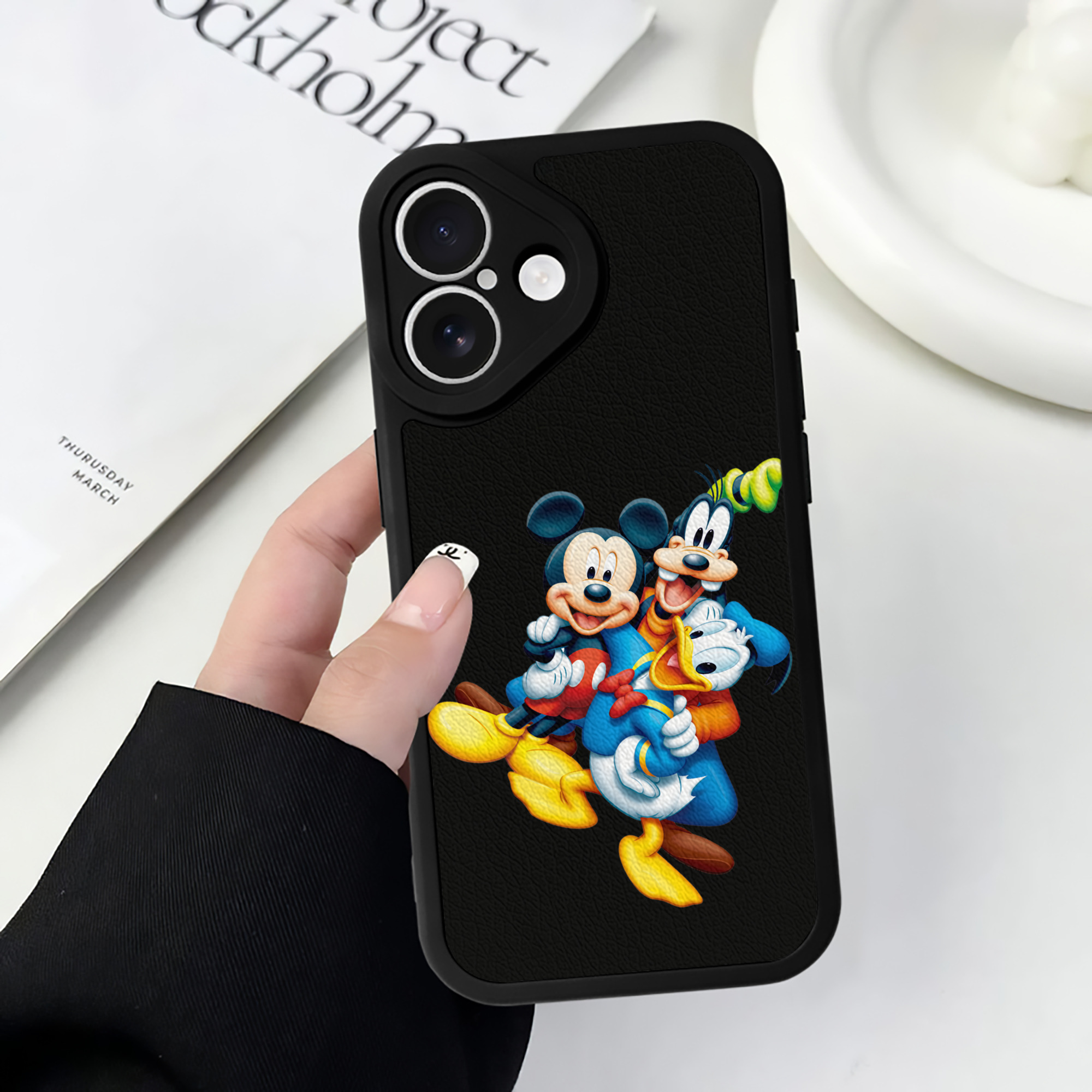（画像用） ミッキーマウス Mickey Mouse 【iPhone 16シリーズ対応】シリコンスマホケース（レザー調） 材質：シリコン